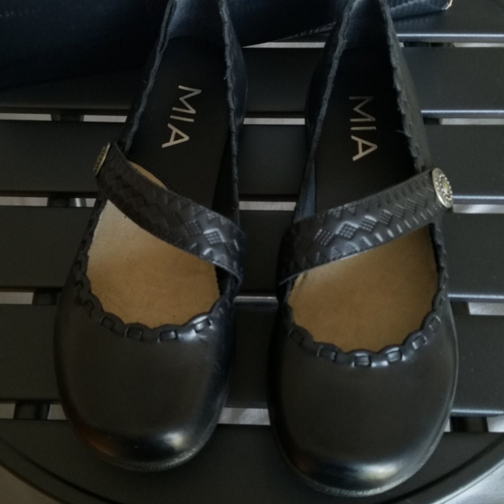MIA Slip on black leather shoes size 6